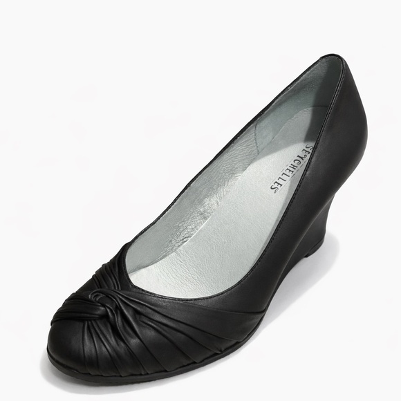 Seychelles Black Leather Ruched Wedge Pumps Size 7 (Runs Small) NEW No Tags - Picture 3 of 5